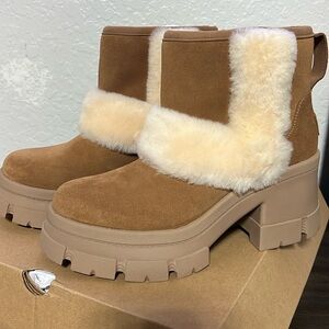 New in box womens Ugg Brooklyn sunburst